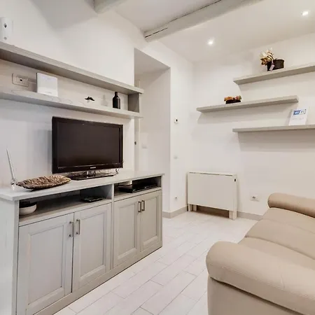 Coverciano Modern With Patio! Apartment *