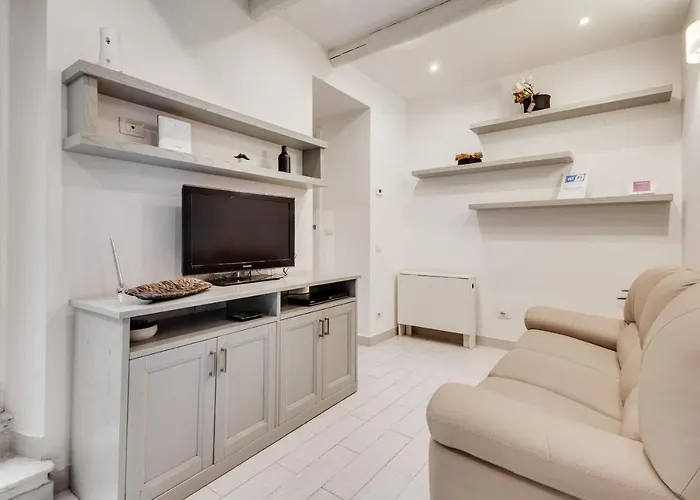 Guesthost - Coverciano Modern With Patio! Apartament *